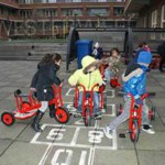 kinderen op kinderfietsjes