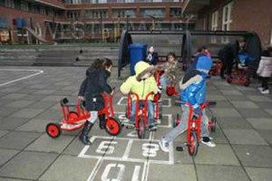 kinderen op kinderfietsjes